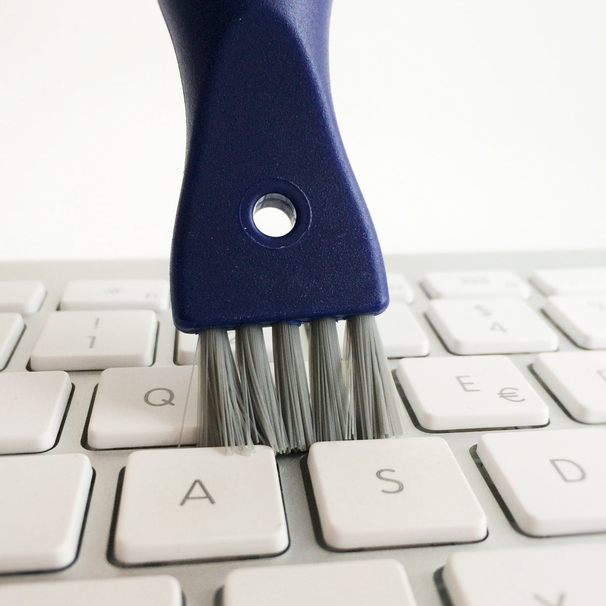 Der Pinsel der KOMBO-Bürste reinigt die Tastatur durch praktische Borsten