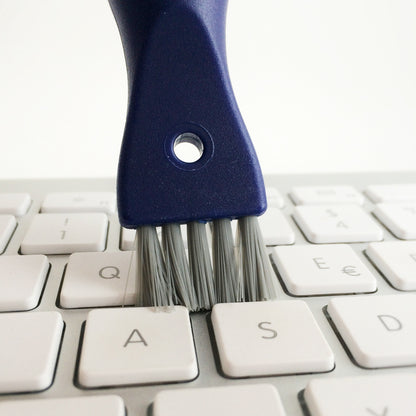 Der Pinsel der KOMBO-Bürste reinigt die Tastatur durch praktische Borsten